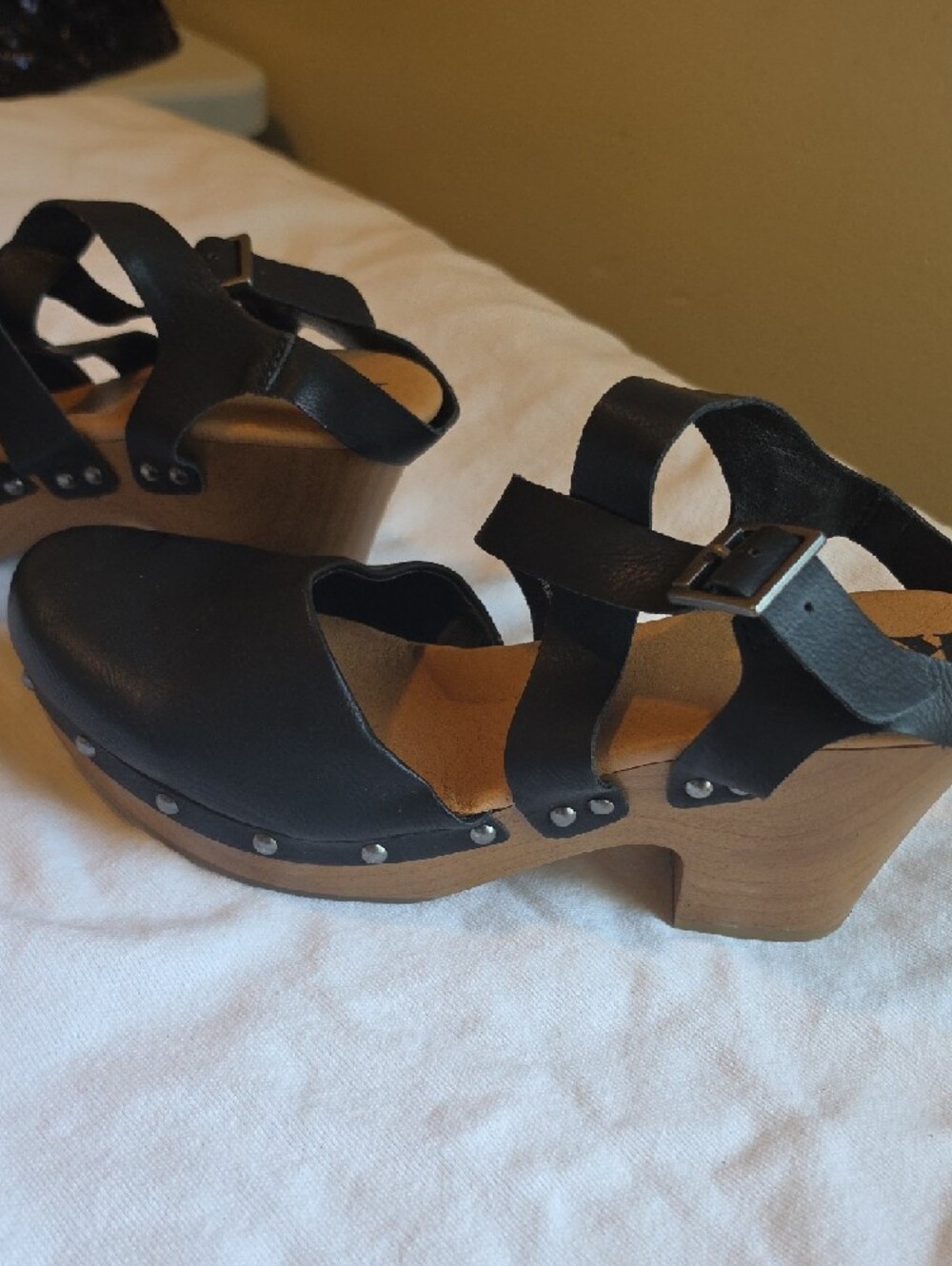 Korks black heeled clogs with a crisscross strap - Picture 5 of 8